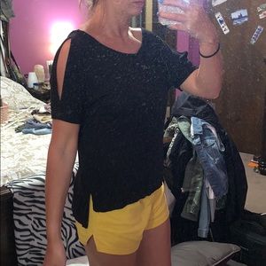 Black T-shirt, open shoulders, crosses in the back